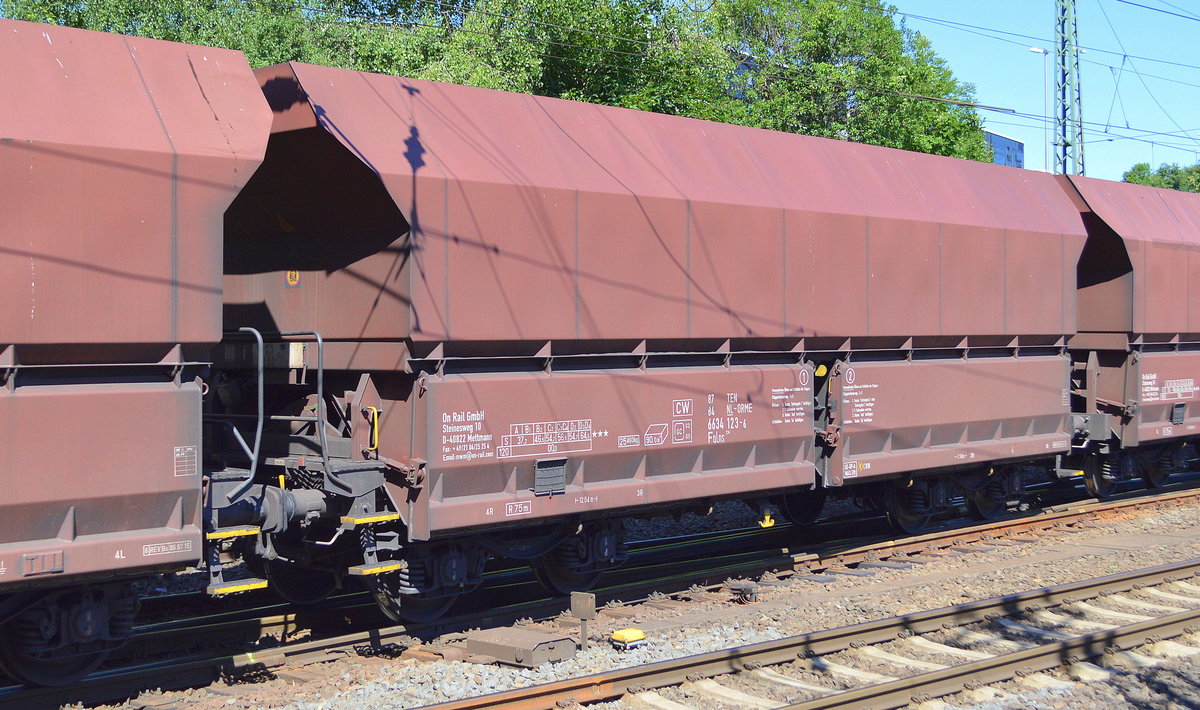 Drehgestell-Schüttgutwagen mit schlagartiger Schwerkraftentladung vom Einsteller On Rail GmbH mit niederländischer Registrierung mit der Nr. 87 TEN 84 NL-ORME 6634 123-6 Falns 274 in einem Ganzzug gleichartiger Wagen für VPS und Kohletransporte vom Hansaport in Hamburg am 30.06.18 Bf. Hamburg-Harburg. 