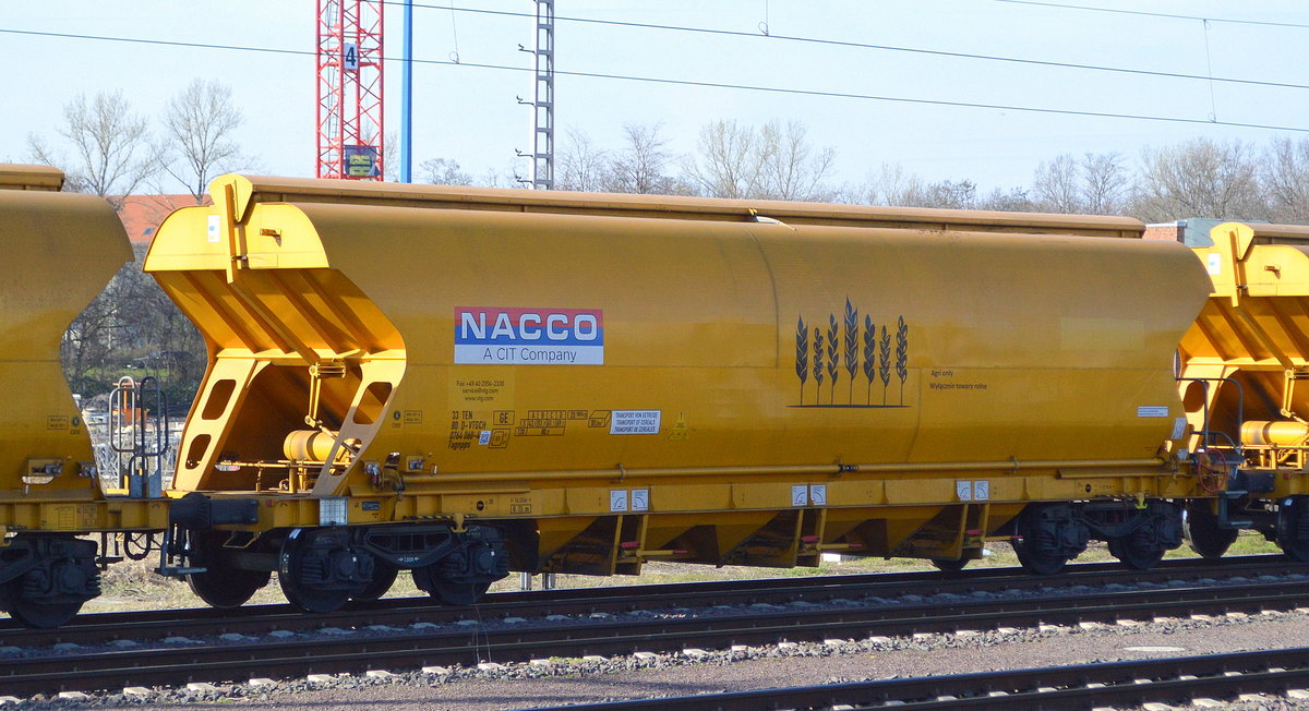 Drehgestell-Schüttgutwagen mit Schwenkdach und dosierbarer Schwerkraftentladung Aufschrift: TRANSPORT VON GETREIDE Einsteller ehemals NACCO nach Übernahme VTG AG mit der Nr. 33 TEN 80 D-VTGCH 0764 060-4 Tagnpps in einem Getreidezug am 18.03.20 Magdeburg Hbf. 