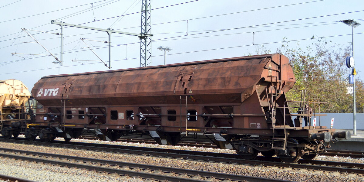 Drehgestell-Schüttgutwagen mit Schwenkdach und dosierbarer Schwerkraftentladung vom Einsteller VTG mit der Nr. 33 RIV 80 D-VTG 0834 017-0 Tads in einem Ganzzug mit Schüttgutwagen mit Schwenkdach am 11.11.21 Bf. Golm.
