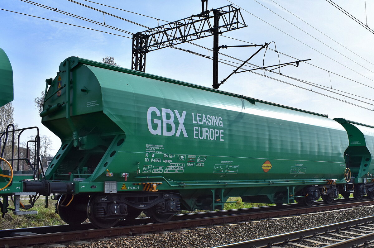 Drehgestell-Schüttgutwagen mit Schwenkdach und dosierbarer Schwerkraftentladung für Getreidetransporte vom Einsteller GREENBRIER LEASING EUROPE BV mit der Nr. 35 TEN 80 D-GBXEU 0764 126-1 Tagnpps (GE) in einem Ganzzug vermietet an FPL - Freightliner PL Sp. z o.o. am 20.03.24 Höhe Bahnhof Kostrzyn nad Odrą.