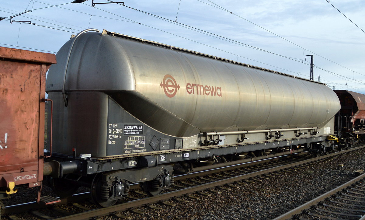 Drehgestell-Staubgutwagen vom Einsteller ERMEWA SA mit der Nr. 37 TEN 80 D-ERMD 9327 058-5 Uacns Ladegut: Braunkohlestaub einzeln in einem gemischten Güterzug am 20.01.21 Bf. Saarmund. Die Zeit als solche Wagen noch in Ganzzügen häufiger mal im Berliner Raum + Umland zu sehen waren sind nun auch schon einige Jahre her, da hat sich wohl im Sinne des Klimaschutzes und der Verringerung von Energiegewinnung durch fossile Brennstoffe doch schon einiges getan, besser ist es !!!!  