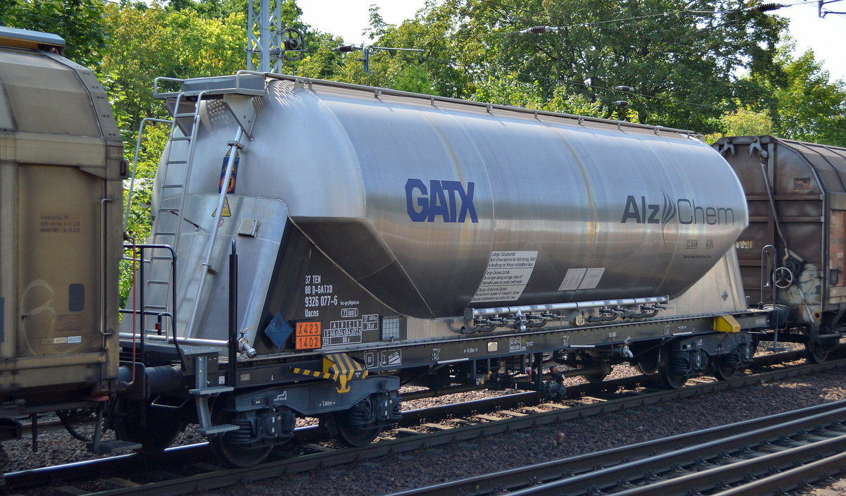 Drehgestell-Staubgutwagen vom Einsteller GATX Germany mit der Nr. 37 TEN 80 D-GATXD 9326 077-6 Uacns Firmenlogo von Alz Chem (UN-Nr.; X423/1402 = Calciumcarbid) am 29.08.18 in einem gemischten Güterzug Berlin-Hirschgarten.