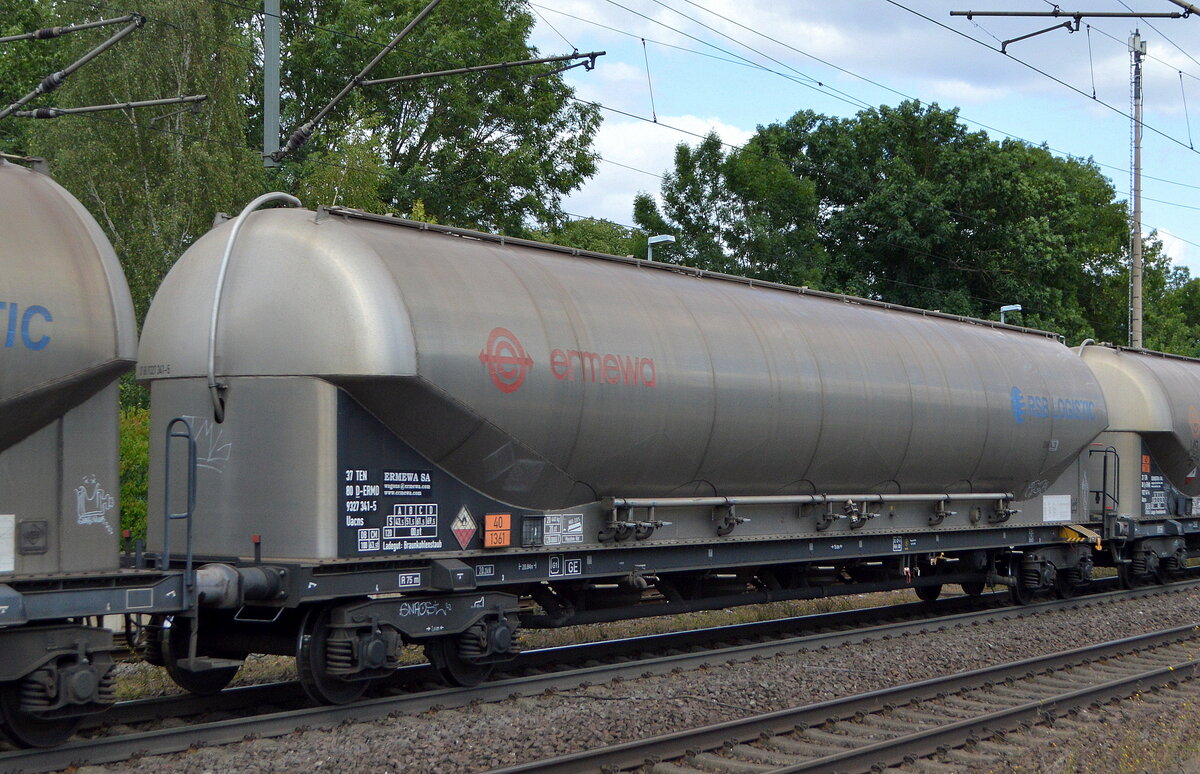 Drehgestell-Staubgutwagen vcom Einsteller ERMEWA SA mit der Nr. 37 TEN 80 D-ERMD 9327 341-5 Uacns Ladegut: Braunkohlestub siehe auch UN-Nr.: 60/1361 Aufschrift Silo:  RSB LOGISTIC  in einem gemischten Güterzug  am 27.07.22 Durchfahrt Bahnhof Niederndodeleben.
