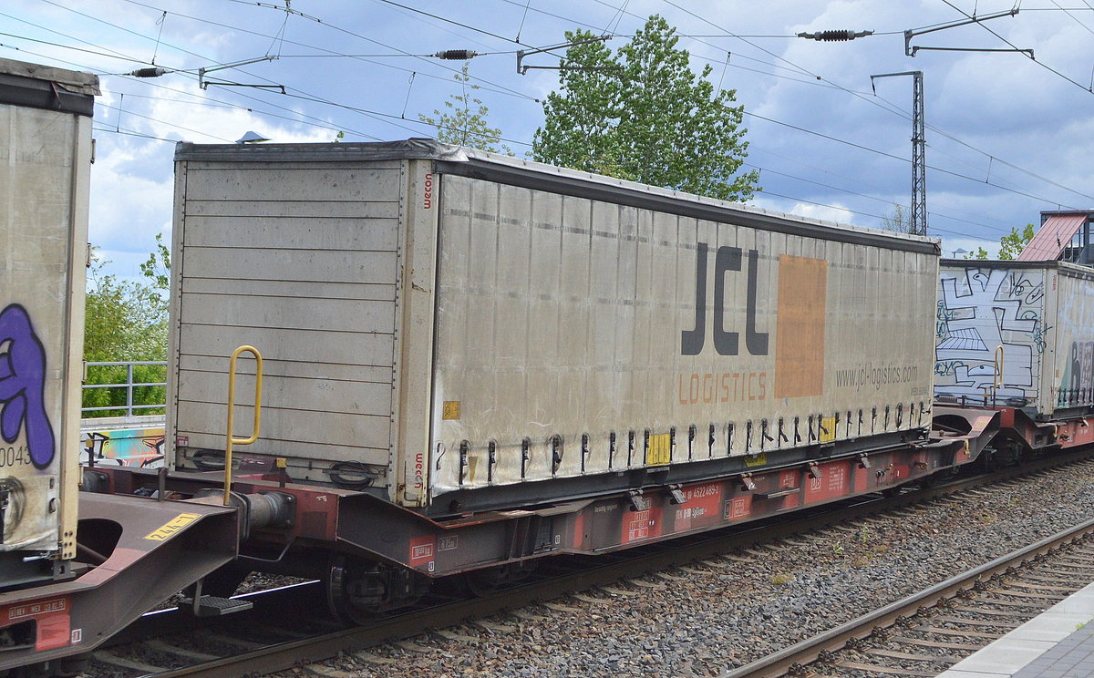 Drehgestell-Tragwagen für Container und Jumbo-Wechselbehälter der DB Cargo, im Bild der Wagen mit der Nr. 31 TEN 80 D-DB 4522 489-2 Sgkkms 698 am 05.05.20 Bf. Saarmund.