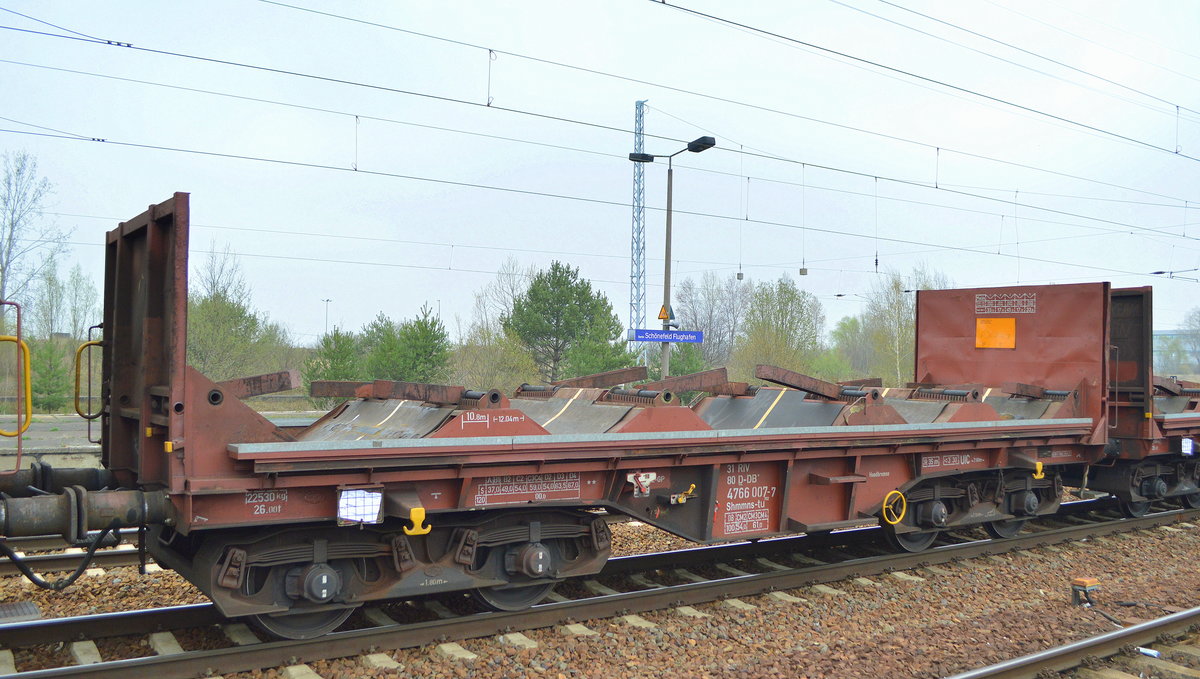 Drehgestellflachwagen für Coiltransporte der DB mit der überraschenden Nr. 31 RIV 80 D-DB 4766 007-7 Shmmns-tu 702, also noch eine weitere umgebaute Version eines ehemaligen Wagen mit Schiebeplane am 05.04.19 in einem Coiltransportzug (leer) im Bf. Flughafen Berlin-Schönefeld.