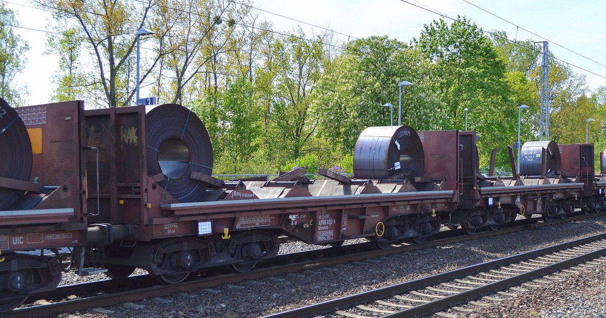 Drehgestellflachwagen mit Lademulden für Coiltransporte der DB Cargo mit der Nr. 31 RIV 80 D-DB 4766 032-5 Shmmns 702 beladen mit zwei Coil in einem Cotl-Transportzug am 05.05.20 Bf. Saarmund.