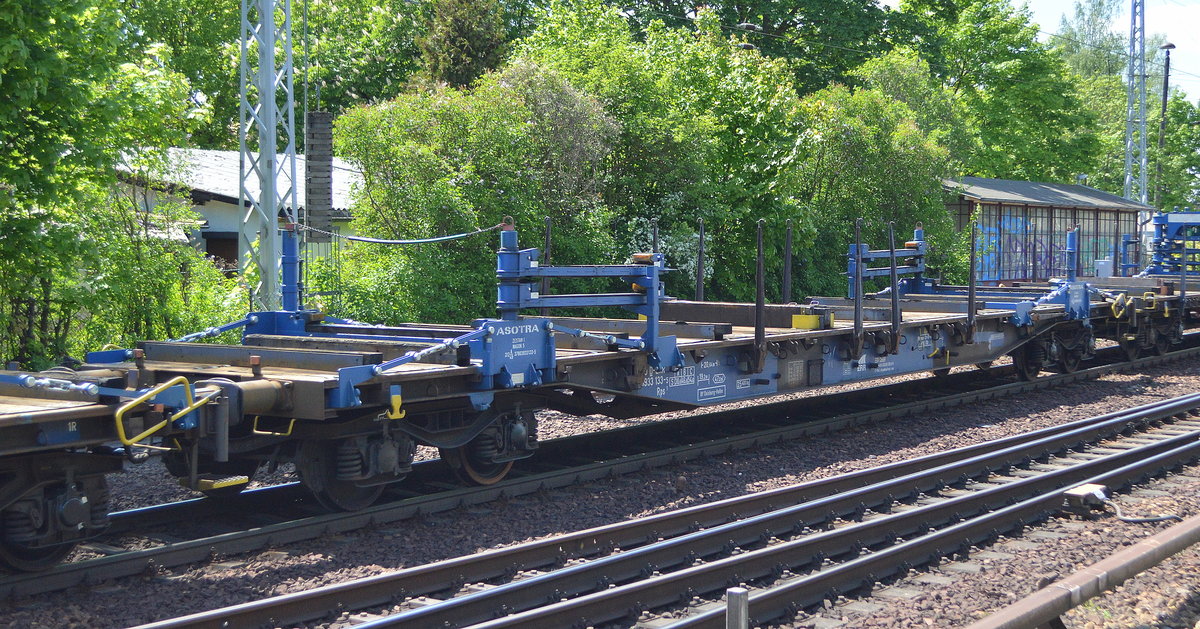 Drehgestellflachwagen zum Transport von Schienen des Transport-Logistiker ASOTRA vom Einsteller ERR mit der Nr. 33 RIV 80 D-ERR 3933 133-5 Rps1 BF Duisburg-Hafen in einem Ganzzug am 15.05.20 Berlin-Hirschgarten. 