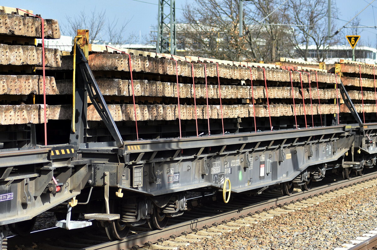 Drehgestellwagen für Oberbaustoffe der DB Cargo mit der Nr. 38 RIV 80 D-DB 4733 337-0 Slmmps 459 beladen mit alten Beton-Bahnschwellen in einem Ganzzug am 29.03.23 Bahnhof Golm.