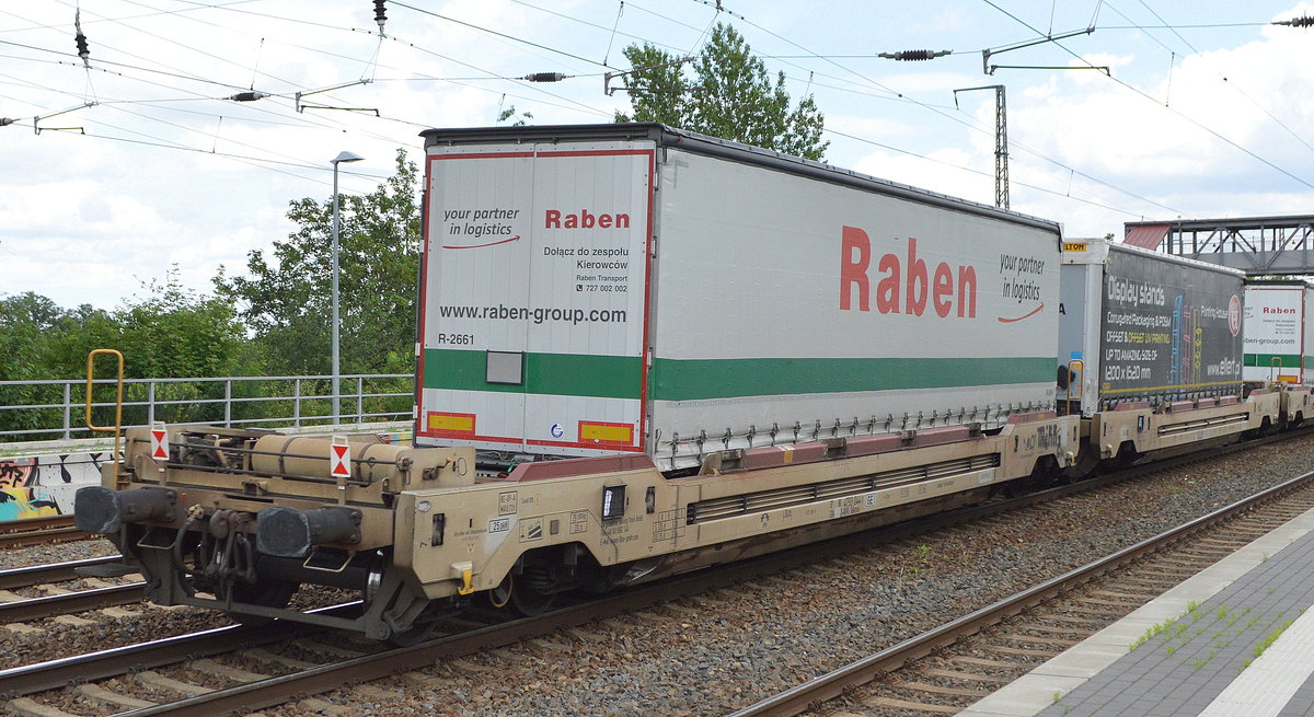 Drehgestellwagen für den Transport von Sattelaufliegern (Cargo Beamer) für den Einsteller B&V Leipzig GmbH mit der Nr. 37 TEN 80 D-BUVL 4793 044-1 (GE) Sdkmss Aufschrift Ladegut: Sattelauflieger in einem Ganzzug am 03.07.20 Bf. Saarmund Richtung Polen.