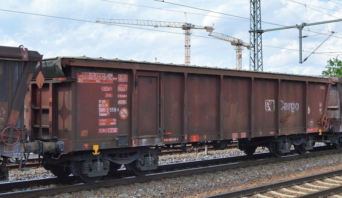 Drehgestellwagen mit Rolldach der DB Cargo AG mit der NR. 31 RIV 80 D-DB 080 3 559-0 Tamns 895 Beschriftung Ladegut: Ton am 21.06.19 in einem gemischten Güterzug Bahnhof Golm bei Potsdam.
