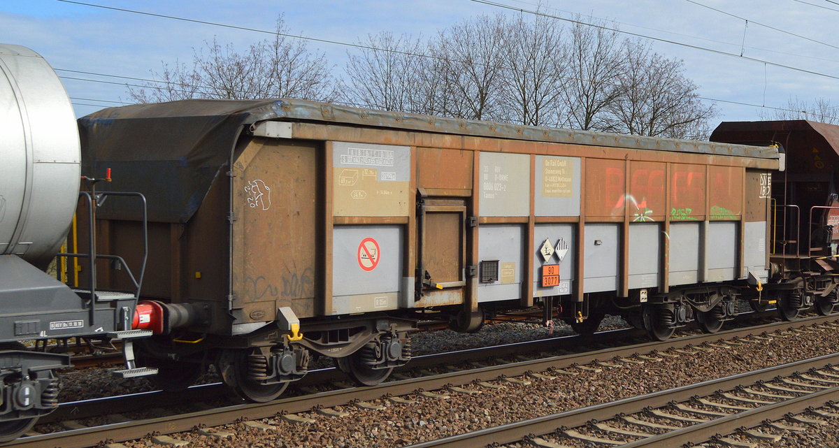Drehgestellwagen mit Rolldach vom Einsteller On Rail GmbH mit der Nr. 33 RIV 80 D-ORME 0806 023-2 Tamns mit Gefahrgutbefüllung siehe UN-NR.: 90/3077 = Umweltgefährdender Stoff, fest, N.A.G. in einem gemischtem Güterzug am 11.03.20 Bf. Saarmund.