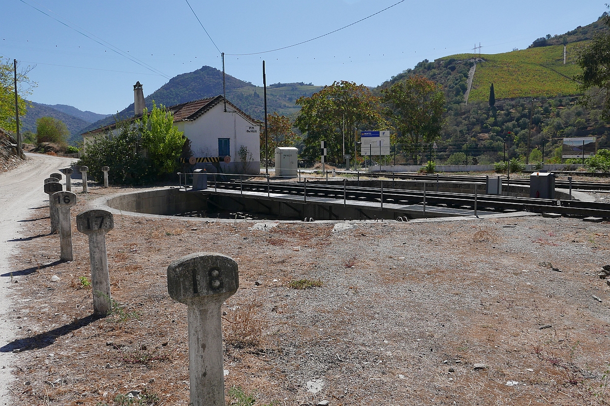 Drehscheibe am Ende der nicht mehr im Betrieb befindlichen 1000 mm-Schmalspurstrecke Linha do Tua zwischen Tua und Carvalhais. Bahnhof Tua, 03.10.2017.