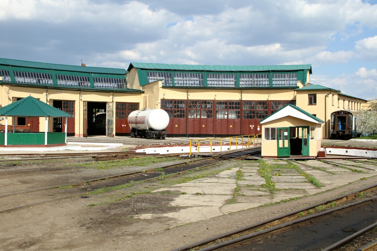 Drehscheibe im Depot Kolomyja. Was sich für Schätze hinter den Toren verbergen bleibt leider ein Rätsel.
Bild vom 1 Mai 2015.