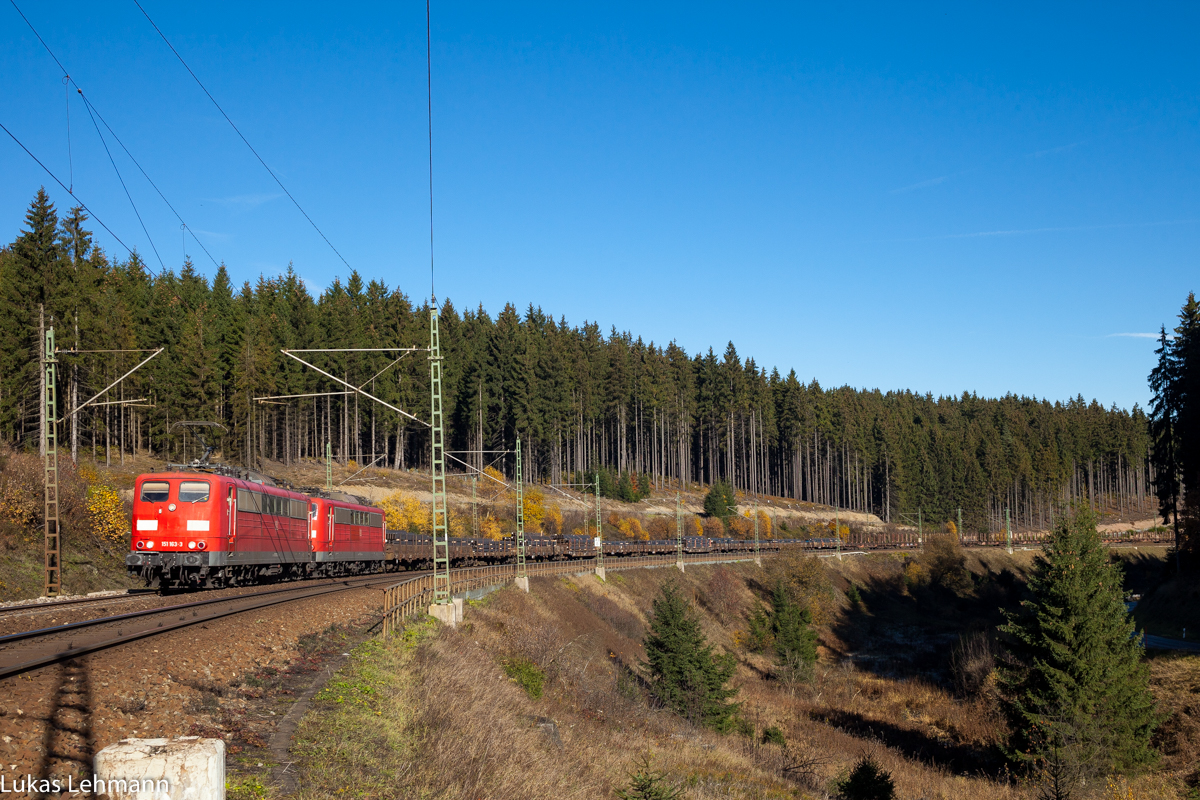 Drei 151 waren an diesem Güterzug. Während die Eine vorne zieht, läuft die Zweite kalt mit und die Dritte schiebt kräftig von hinten mit, 02.11.2015 in Steinbach am Wald