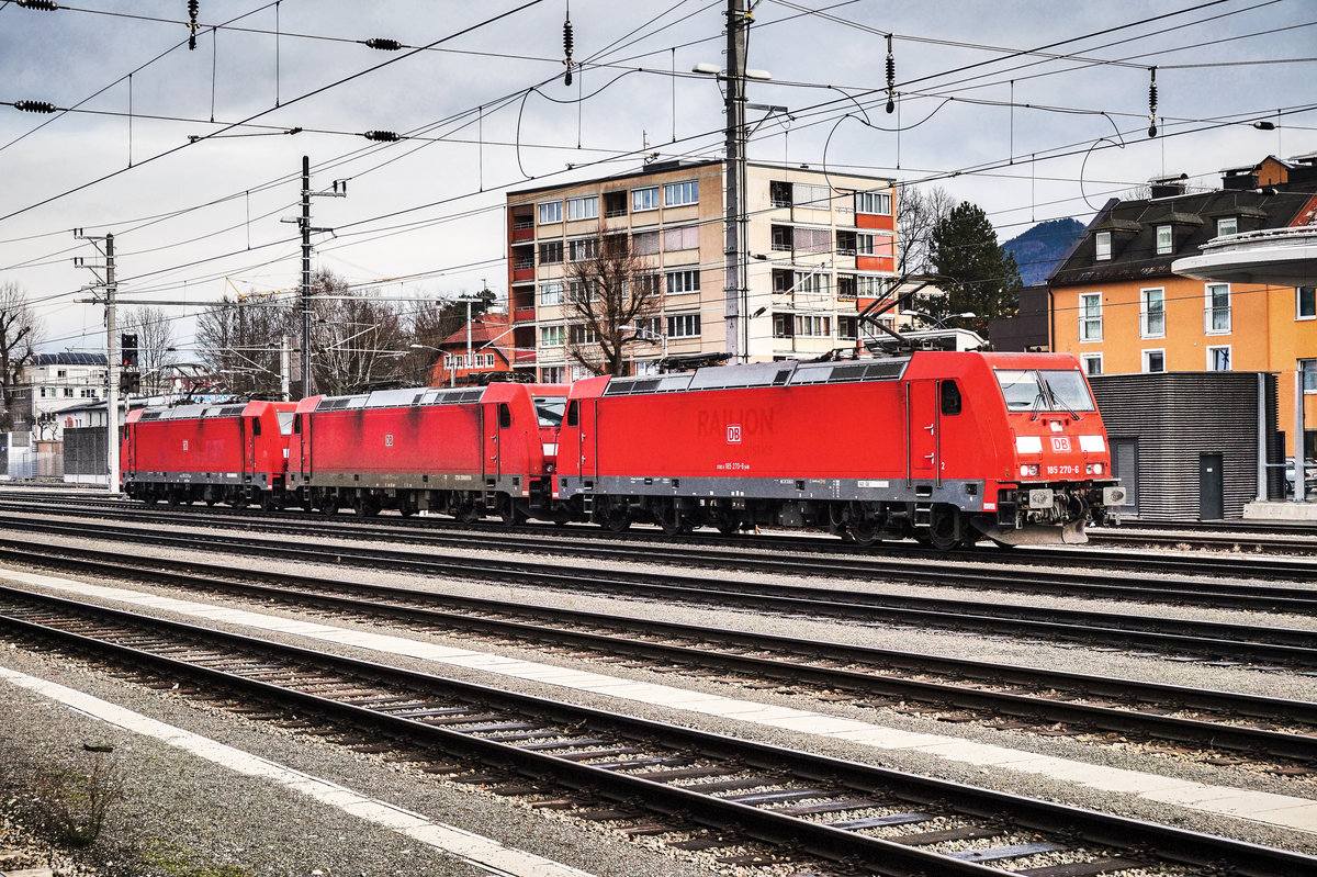 Drei 185er der DB mit  an der Spitze 185 270-6, warten in Salzburg Hbf auf ihren nächsten Einsatz.
Aufgenommen am 27.12.2017.