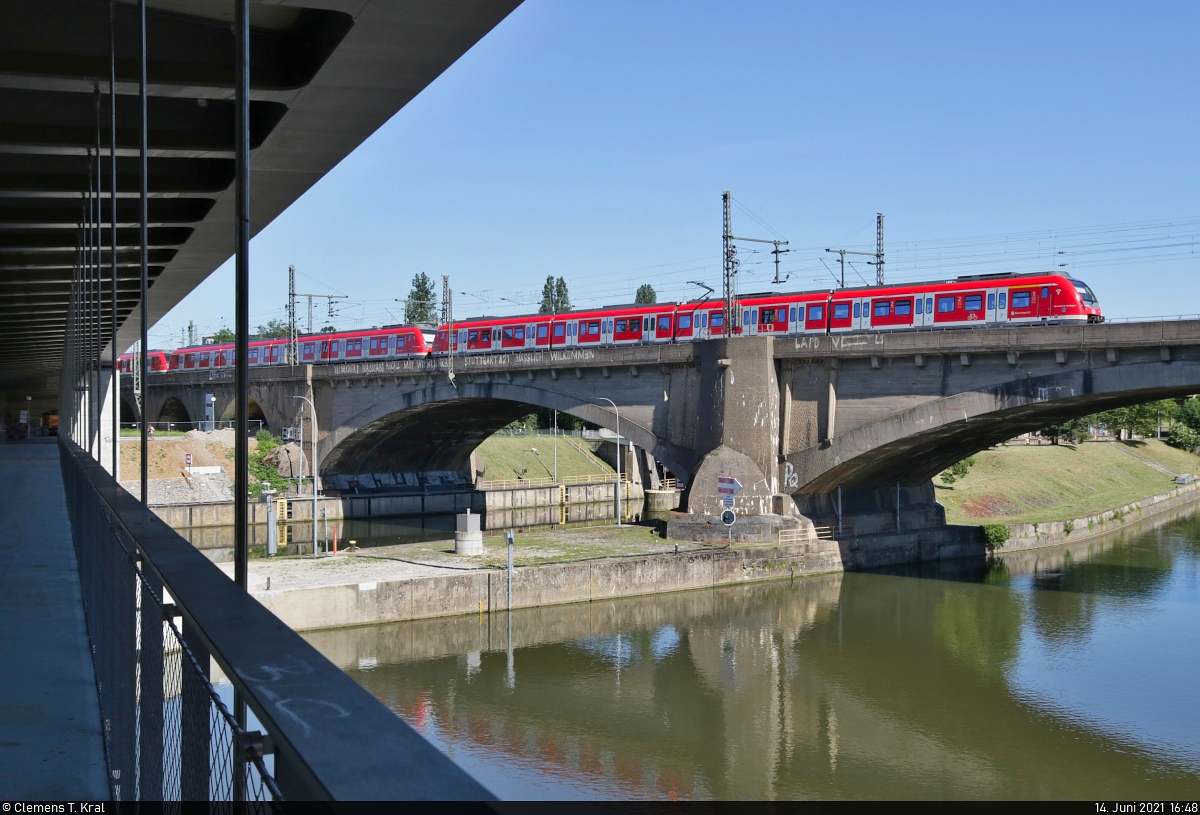Drei 430er machen sich auf der Rosensteinbrücke auf den Weg Richtung Stuttgart Hbf.
Beobachtet vom neuen Fußgängersteg unterhalb der neuen Eisenbahnbrücke.

🧰 S-Bahn Stuttgart
🚝 S1 Plochingen–Herrenberg
🚩 Bahnstrecke Stuttgart–Ulm (Filstalbahn | KBS 750)
🕓 14.6.2021 | 16:48 Uhr