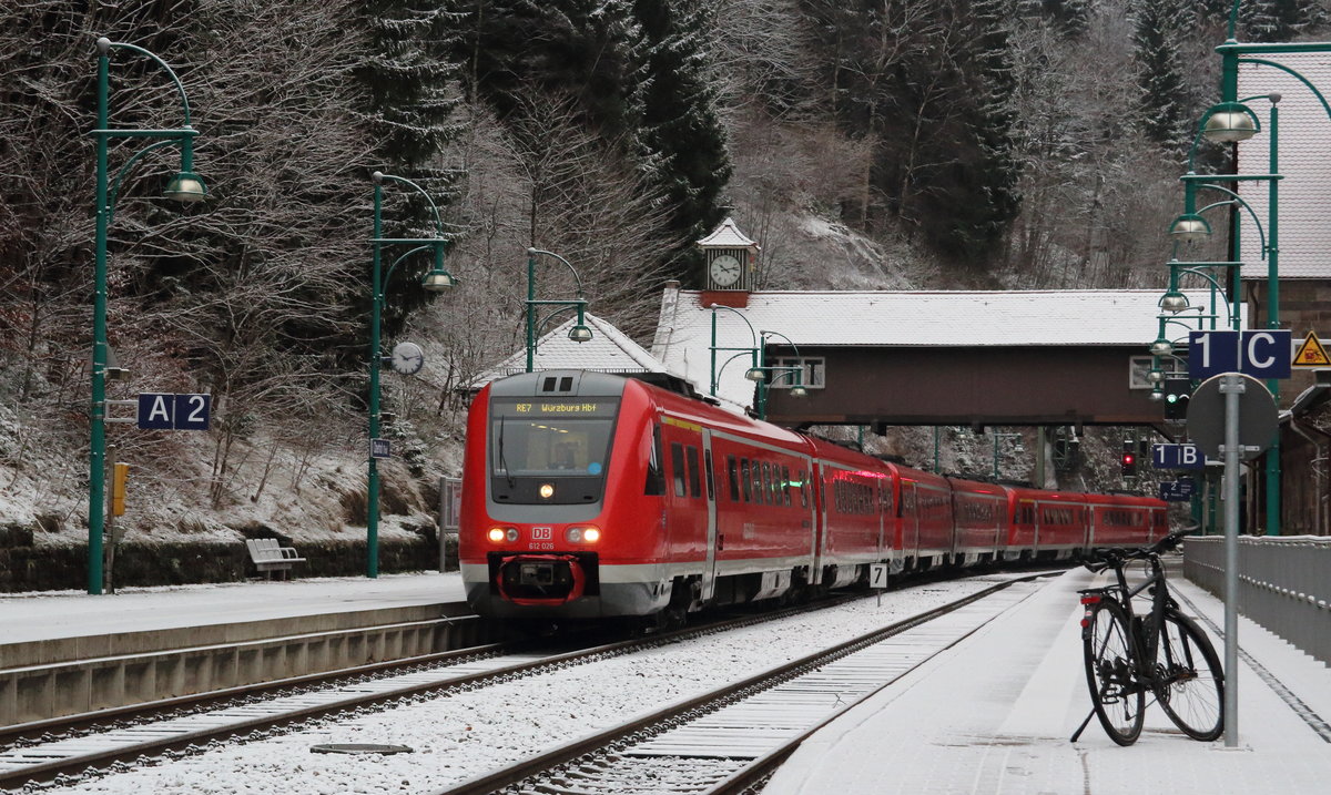 Drei 612er - 612 026 an der Spitze - erreichen als RE7 (Erfurt Hbf - Würzburg Hbf) den Bahnhof Oberhof (Thüringen). Noch halten alle Züge dort. Ab Fahrplanwechsel werden dort keine Züge mehr halten, zu wenige Fahrgäste steigen dort ein und aus.

Oberhof, 26. November 2017