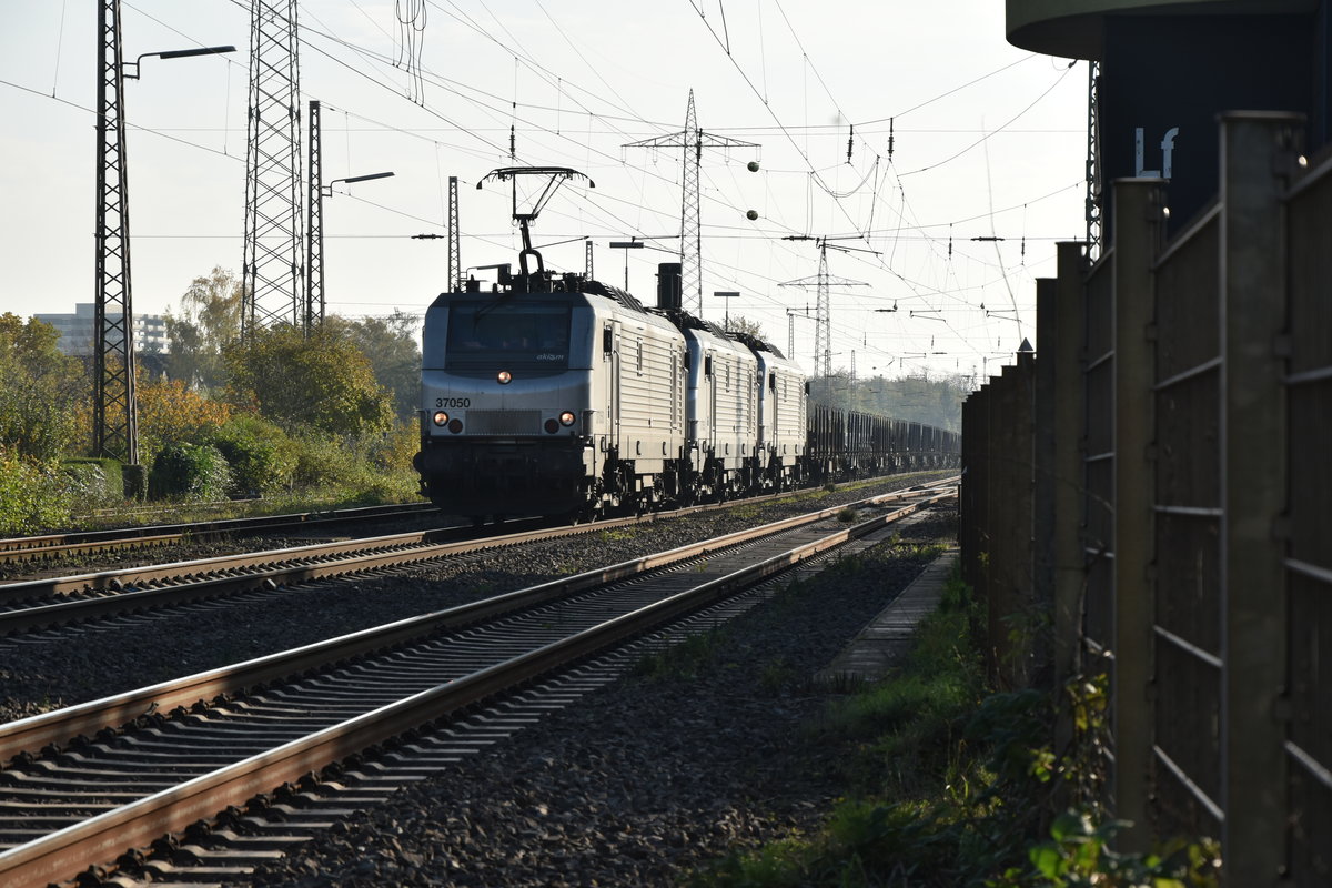 Drei Akim 37ziger mit einem Rungenwagenzug, gezogen wird der Zug von der 37050 durch Lintorf in Richtung Entenfang. 4.11.2017