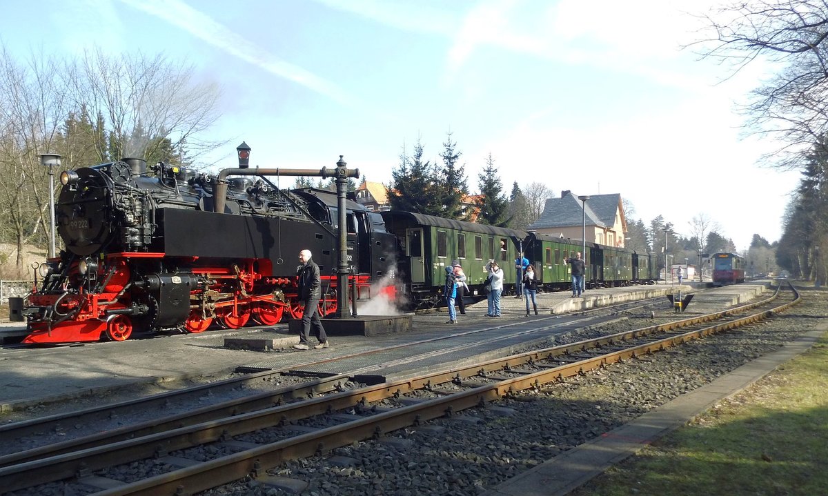 Drei Annen Hohne am 02.04.2018, der Traditionszug aus Wernigerode auf dem Weg zum Osterbrunch auf dem Brocken hat am dortigen Wasserkran festgemacht.Der Triebwagen aus Eisfelder Talmühle wartet auf den nachfolgenden Planzug, um dann seinen Weg nach Wernigerode fortzusetzen.
