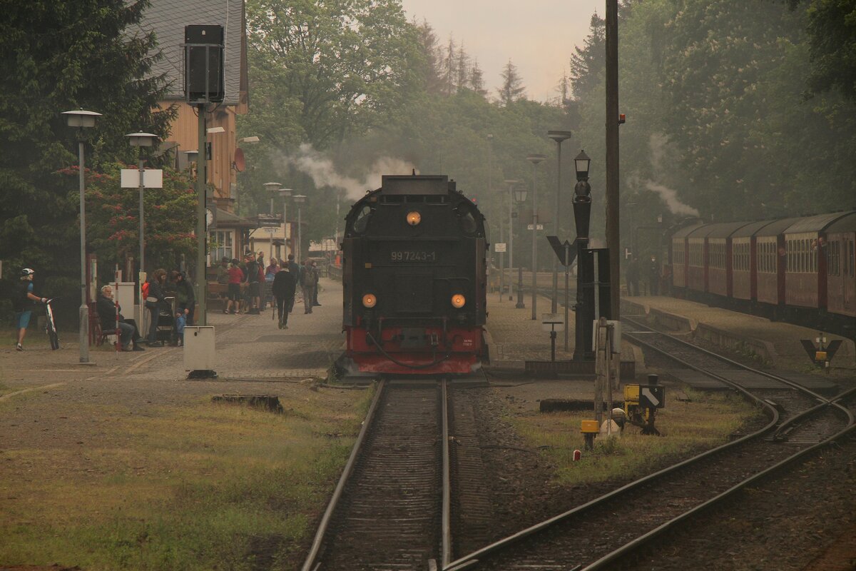 Drei Annen Hohne am 21.05.2022: Unser ausfahrender Zug auf den Brocken hinterlässt den Bahnhof in duftendem Kohlequalm (aufgenommen von der Kanzel des letzten Wagens)
