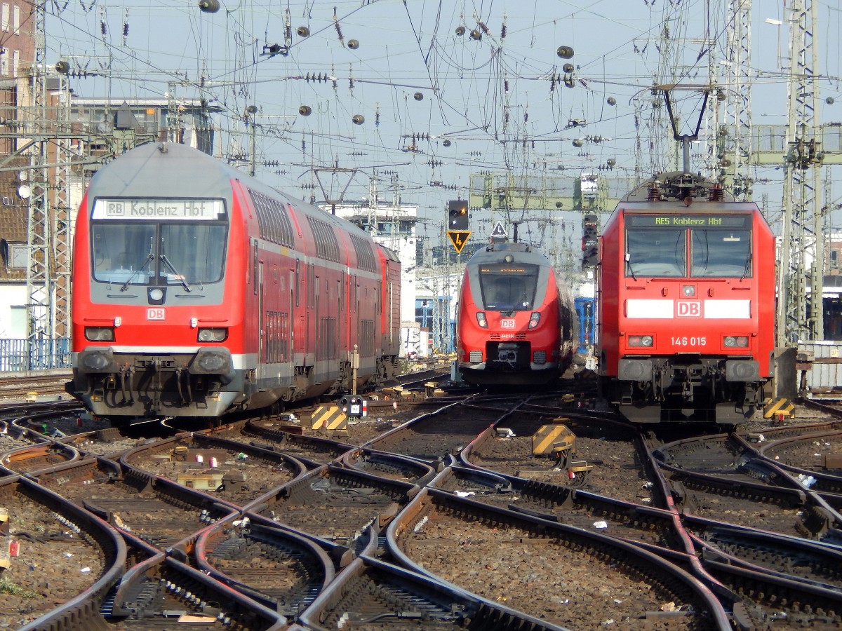 Drei auf einen Streich. Links ist die RB27 zu sehen welche gleich ins Betriebswerk Köln Hbf einfährt, in der Mitte ist 442 757 als RE9 nach Aachen zu sehen und rechts schiebt 146 015 ihren RE5 nach Koblenz.
Aufgenommen vom Kölner Hbf.

Köln 28.03.2014