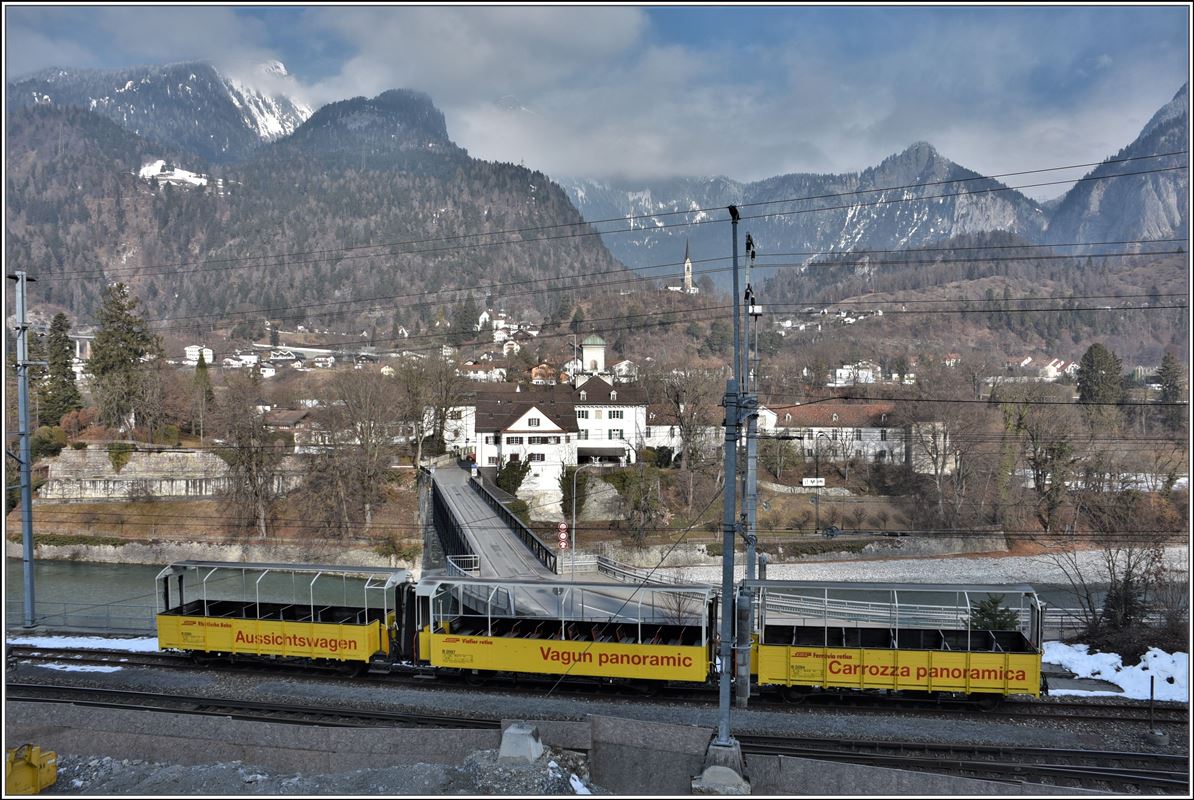 Drei Aussichtswagen B2094, B2097 und B2095 dreisprachig beschriftet stehen abgestellt in Reichenau-Tamins und warten auf wärmere Zeiten. (23.02.2018)