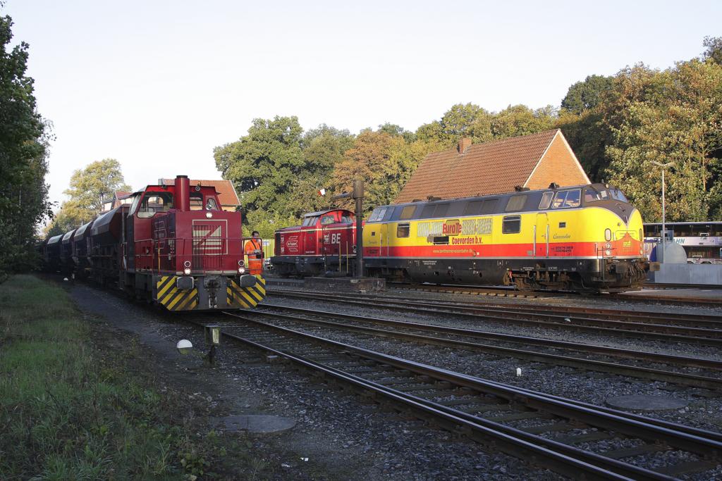 Drei Bentheimer auf einen Streich!
Am 1.10.2013 rangierte D 5 der Bentheimer Eisenbahn im Bentheimer Privat Bahnhof.
W�hrend dessen waren die gr��te Lok der BE, D 20 Coevorden, und D 15, eine ehemalige
V 100 der DB, an der Tankanlage geparkt. 