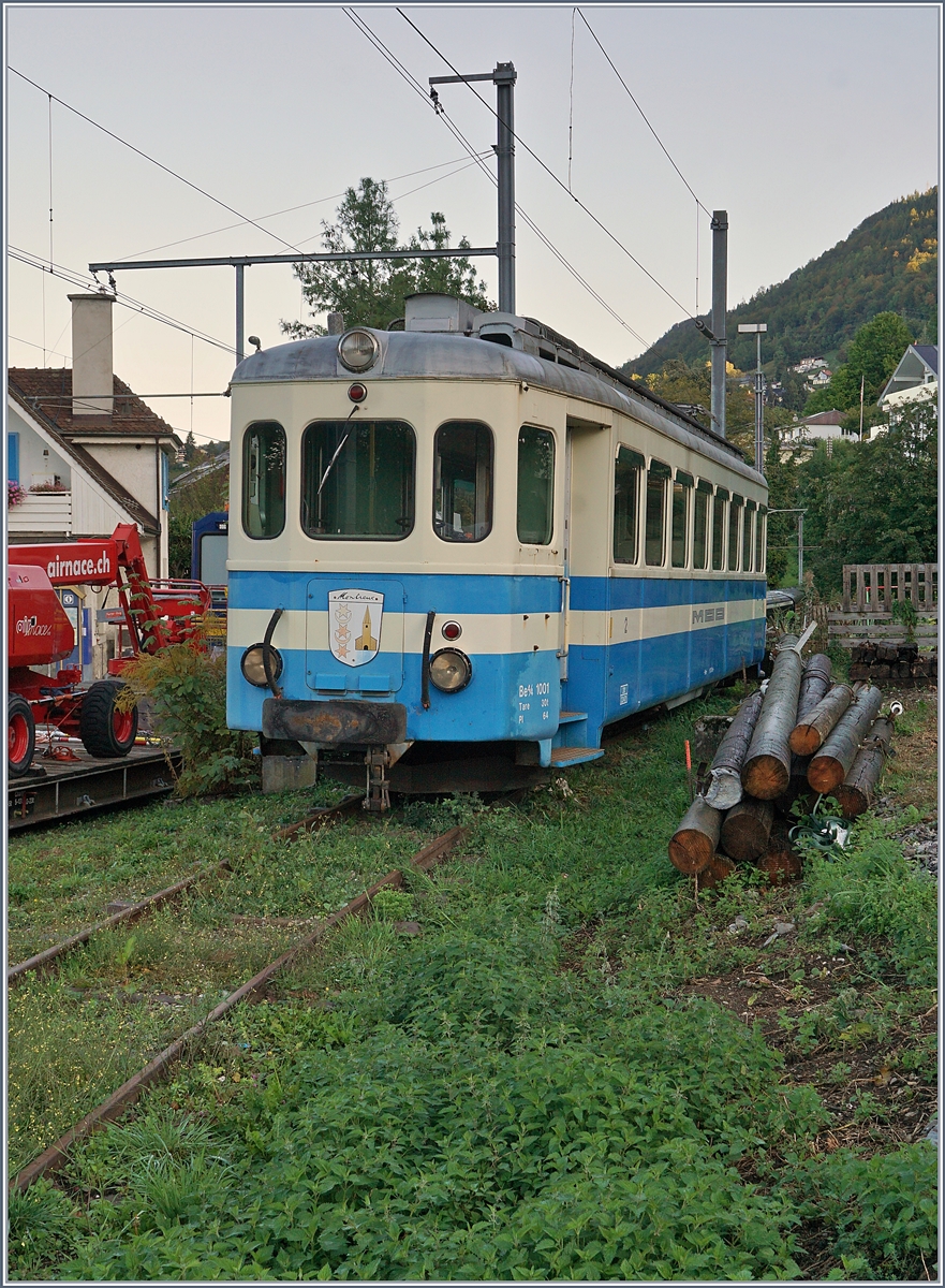 Drei blaue Triebwagen am Ende ihrer Laufbahn: der 1955 für die LDC gebaute und seit 1972 im Besitz der MOB befindliche Be 4/4 1001 (ex LCD Be 4/4 N° 9) steht Anfangs Oktober in Fontanivent auf einem Abstellgleis. Da der Triebwagen bereits länge Zeit in La Tine abgestellt war, dürfte Fontanivent die endgültige Endstation des Triebwagens sein. 

3. Okt. 2019