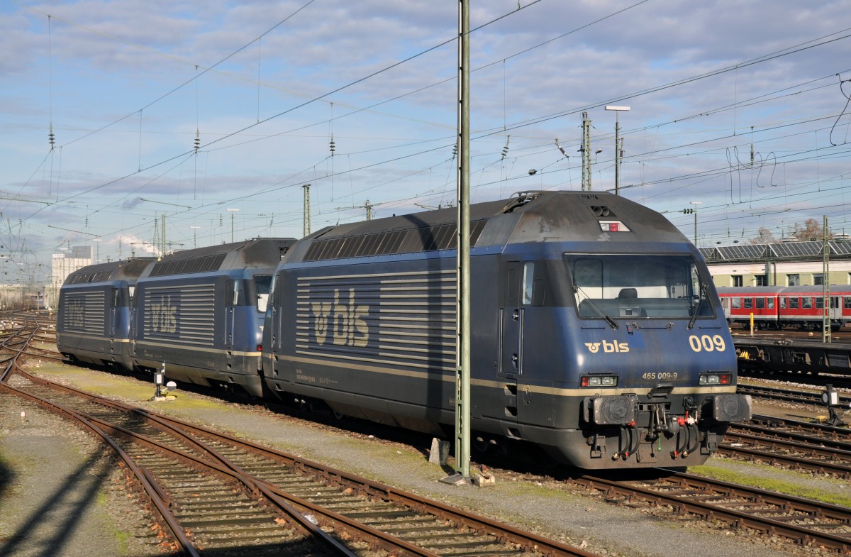 Drei BLS Re 465 Lok's mit den Betriebsnummern 465 009 - 9 und 465 007 - 3 und 465 013 - 1 auf einem Abstellgleis beim Badischen Bahnhof in Basel. Die Aufnahme stammt vom 23.12.2013.