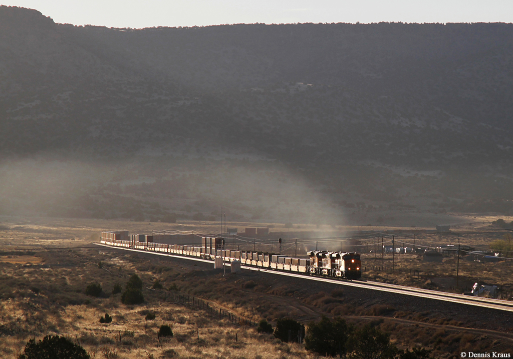 Drei BNSF Dash 9 mit einem Containerzug am 31.03.2015 im morgendlichen Streiflicht bei Grants, New Mexico.