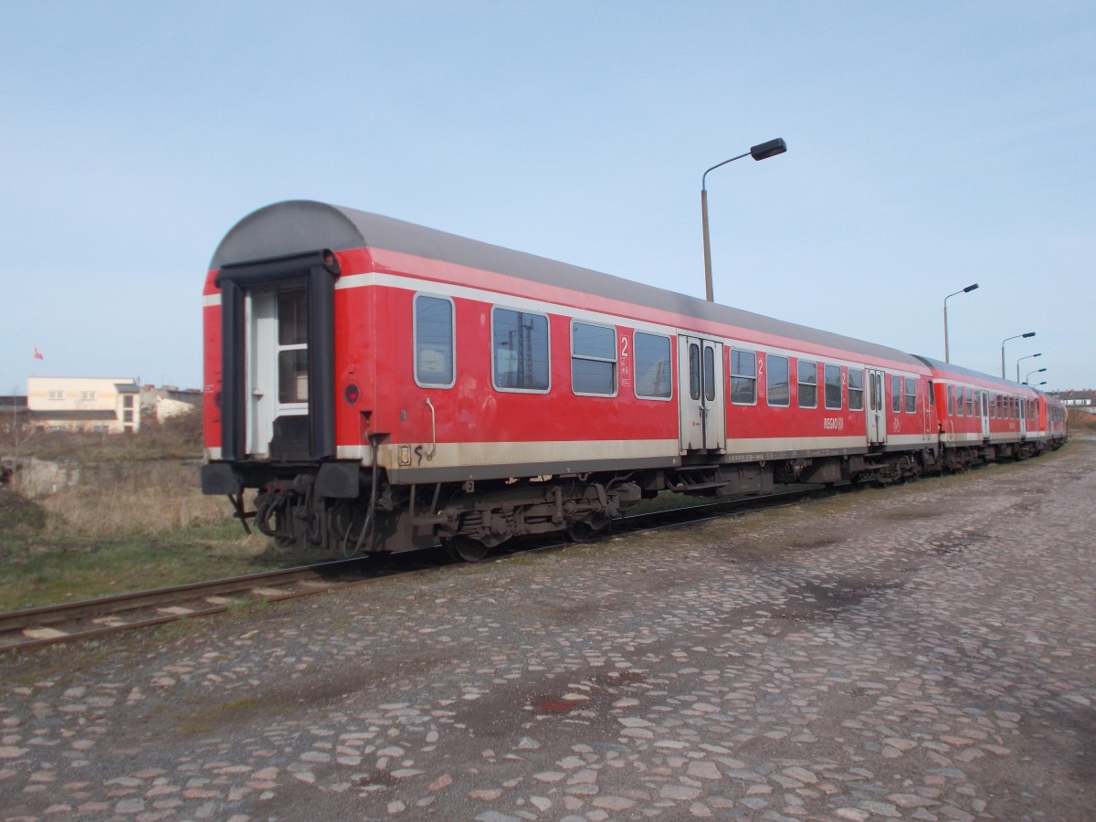 Drei Bybdzf(50 80 80-35 573-0,50 80 80-35 566-4 und 50 80 80-35 647-2)wurden von Mukran nach Stralsund gebracht.Aufnahme am 12.April 2015.