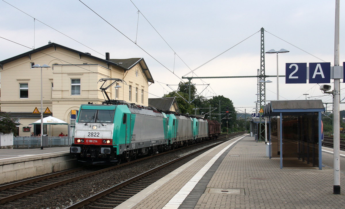 Drei Cobra 2822,2804 und 2824 kommen mit zwei Güterwagen aus Kinkempois(B) nach Pirna(D) und kommen aus Richtung Aachen-West,Laurensberg,Richterich,Kohlscheid und fahren durch Herzogenrath in Richtung Hofstadt,Finkenrath,Rimburg,Übach-Palenberg,Zweibrüggen,Frelenberg,Geilenkirchen,Süggerrath,Lindern,Brachelen,Hückelhoven-Baal,Baal,Erkelenz,Herrath,Beckrath,Wickrath,Rheydt,Mönchengladbach. Aufgenommen vom Bahnsteig 2 in Herzogenrath. Am Nachmittag vom 15.9.2016.