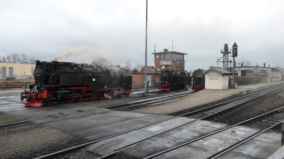 Drei Dampflokomotiven der Baureihe 99 72-76 der Harzer Schmalspurbahnen im Bahnbetriebswerk Wernigerode am 05.04.2022 um 8:15 Uhr beim anheizen.