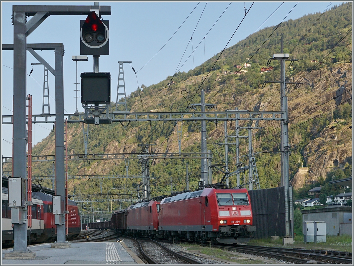 Drei DB 185 mit der 185 133-6 an der Spitze erreichen mit ihrem langen Tonerdezug den Bahnhof von Brig.

21. Juli 2021 