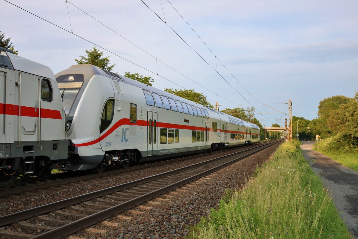 Drei DB Fernverkehr IC2 Wagen am 03.06.19 bei Maintal Ost 