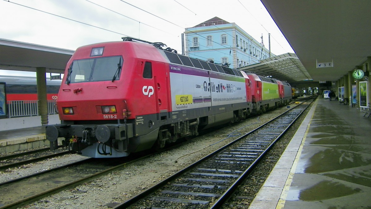 Drei E-Loks der portugiesischen Eisenbahn stehen abgebgelt im Bahnhof Lissabon-Santa Apolonia und warten auf den nchsten Einsatz (1.10.2013) 