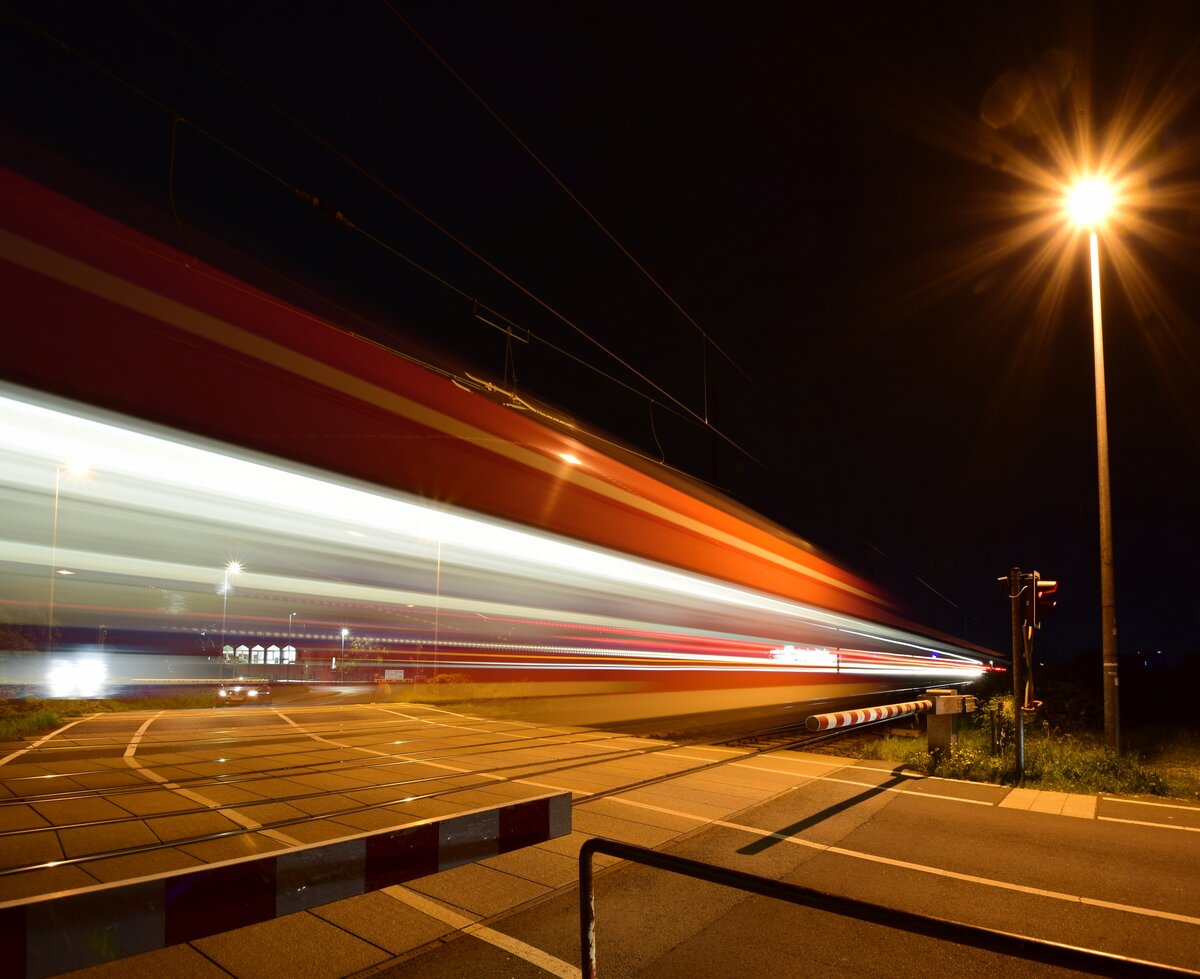 Drei in eins. Der RE8 rauscht hier sowohl von M�nchengladbach kommend in Richtung K�ln als auch in die Gegenrichtung. Auf dem letzten Gleis erkennt man die Lichter der RB39 nach D�sseldorf. Das Bild entstand aus 4 Aufnahmen je 20 Sekunden Belichtung.

Grevenbroich 16.10.2026