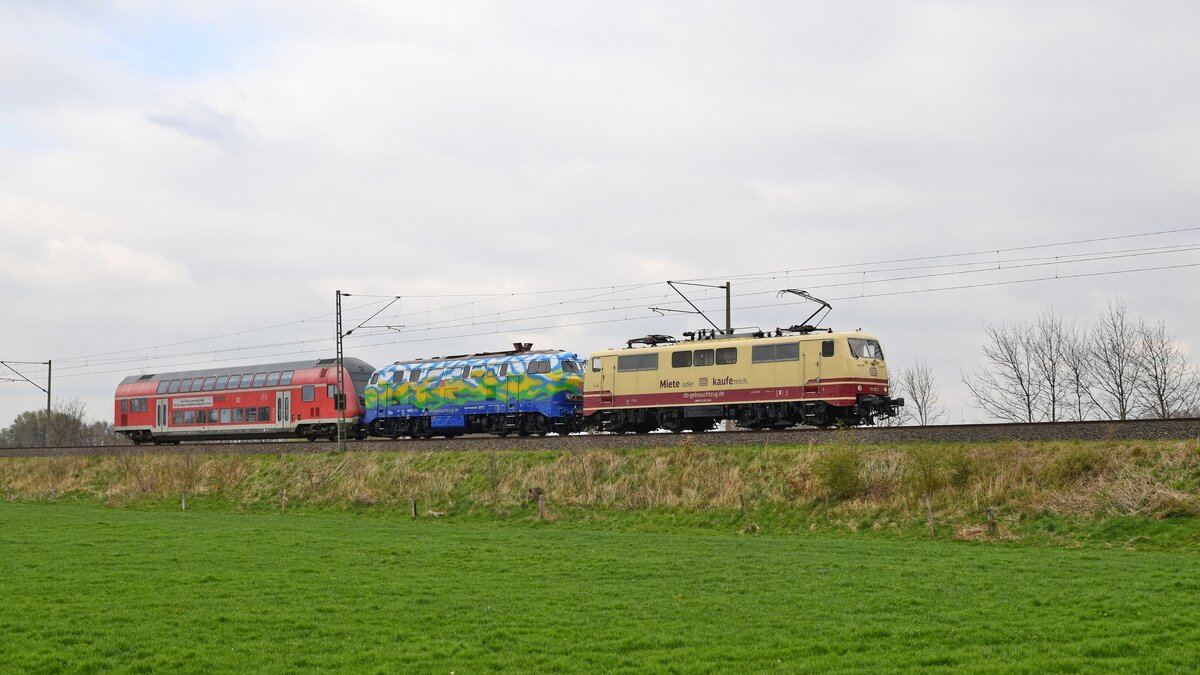 Drei Fahrzeuge von DB Gebrauchtzug: 111 212 schleppt 218 443 und einen Doppelstocksteuer- wagen von Bremen nach Düsseldorf (Hüde, 15.04.2022).