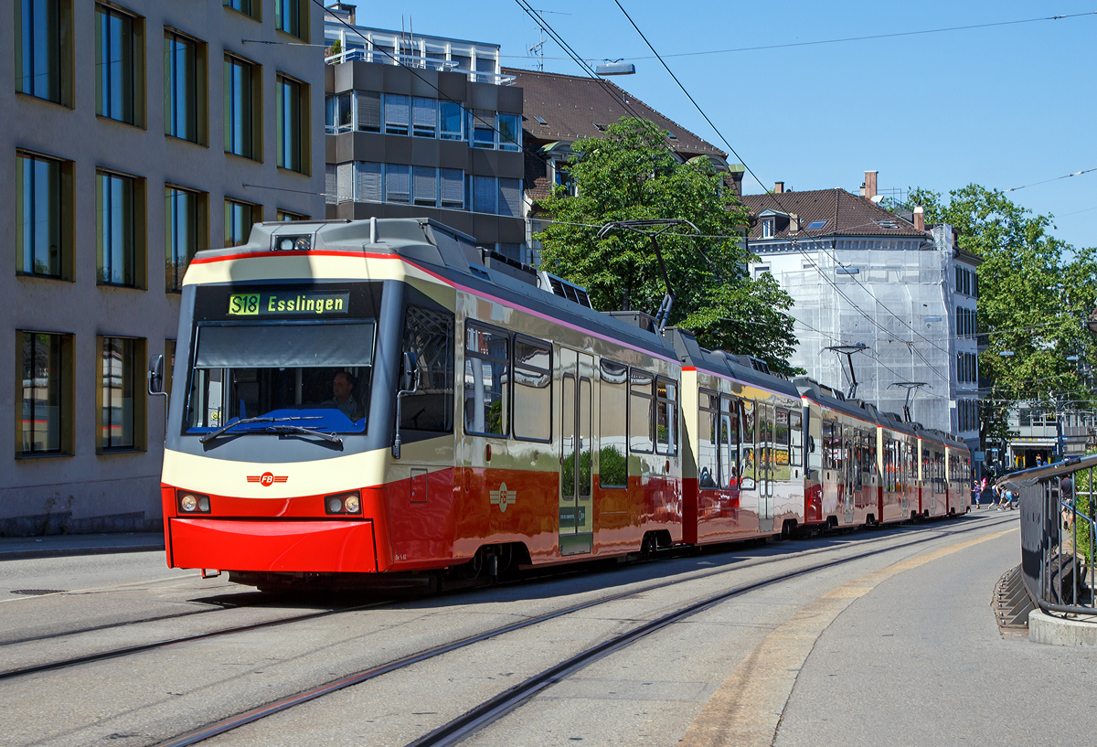 Drei gekuppelte Stadler Be 4/6 (Nr. 62, 67und 68 „Egg“) der Forchbahn fahren am 07.06.2015 vom Bahnhof Zürich Stadelhofen als S18 in Richtung Esslingen los, hier fahren sie gerade die Kreuzbühlstrasse hinauf.

Die Forchbahn ist eine meterspurige Schmalspurbahn, die zwischen Zürich und Esslingen verkehrt, und der gleichnamigen Forchbahn AG (FB) gehört. Der Name stammt von der Ortschaft Forch und dem gleichnamigen Pass (676 m ü. M.) zwischen dem Zürichsee und dem Greifensee, der von der Bahn auf etwa halber Strecke überwunden wird.

Die Forchbahn wurde am 27. November 1912 eröffnet und löste eine seit 1905 bestehende Autobuslinie ab, was für die damalige Zeit eher ungewöhnlich war. Seit ihrer Eröffnung ist die Forchbahn durch die gemeinsame Direktion und Betriebsführung eng mit den heutigen Verkehrsbetrieben Zürich (VBZ) verbunden.

Die befahrene Streckenlänge beträgt ca. 16 Kilometer, davon gehören 13.06 Kilometer (Rehalp–Esslingen) der Forchbahn und umfassen zwei Tunnel mit 280 und 1.750 Metern Länge. Die Strecke zwischen Rehalp und Neue Forch ist doppelspurig ausgebaut und für den Gleiswechselbetrieb ausgelegt, der Fahrbetrieb erfolgt elektrisch mit 1200 Volt Gleichstrom. In Zürich wird zwischen Rehalp und dem Bahnhof Zürich Stadelhofen auf ca. drei Kilometern Länge das Netz der Straßenbahn Zürich befahren. Es gehört den VBZ und ist wie alle Zürcher Tramstrecken doppelspurig ausgebaut und mit 600 Volt Gleichstrom elektrifiziert, undwird grundsätzlich im Einrichtungsbetrieb befahren.

Anfangs brachte die Forchbahn – im Volksmund Tante Frieda genannt – insbesondere Milch vom Land in die Stadt Zürich. Heute dient sie hauptsächlich dem Transport von Pendlern nach Zürich und von Ausflüglern in die Pfannenstiel-Region. Die Züge verkehren tagsüber im Viertelstundentakt und abends im Halbstundentakt. 