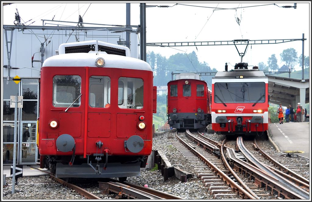 Drei Generationen auf einem Bild, man könnte meinen es sei arrangiert. es war aber purer Zufall, wie man so schön sagt  zur richtigen Zeit am richtigen Ort . ABDeh 2/4 24, DZeh 2/4 22 und BDeh 3/6 25 in Heiden. (18.08.2015)