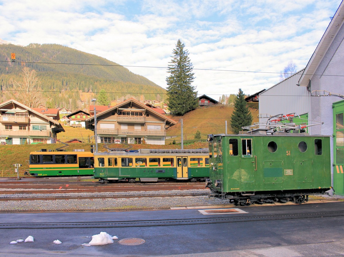 Drei Generationen bei der Wengernalp-Bahn. Panoramawagen 143 (2004), Triebwagen 115 (1963) und Lok 51 (1909). Grindelwald Grund, 20.Nov.2014. 