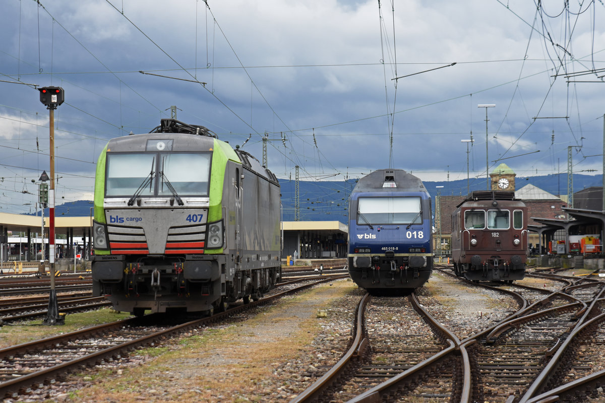 Drei Generationen BLS Loks, Siemens Vectron 475 407-3, 465 018-8 und 425 182, stehen in der Abstellanlage beim badischen Bahnhof. Die Aufnahme stammt vom 07.10.2019.