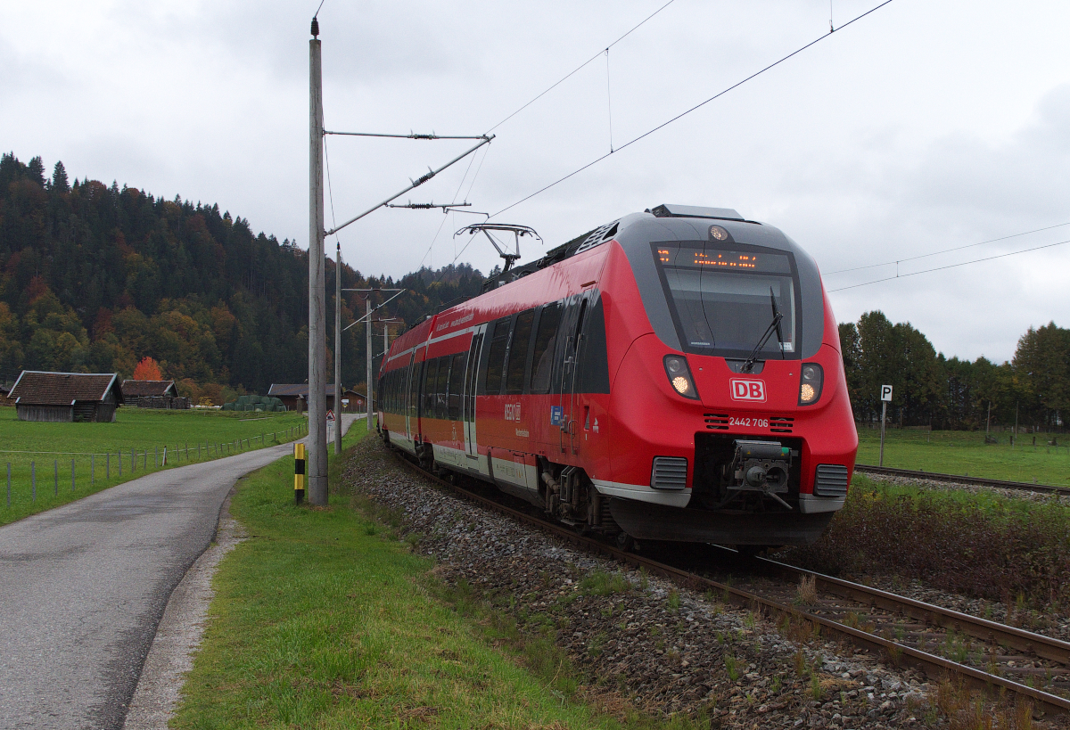 Drei Kilometer verlaufen die Zugspitzbahn und die Außerfernbahn vom Bahnhof Garmisch-Partenkirchen parallel nebeneinander. 2442 206 kommt aus Reute in Tirol und wird gleich in den Bahnhof Garmisch-Partenkirchen einfahren. Dort wird noch der Hamster aus Mittenwald angekuppelt und es geht gemeinsam weiter nach München Hbf. 08.10.2015 - Bahnstrecke 5452 Garmisch-Partenkirchen - Griesen Grenze ÖBB (Außerfernbahn)
