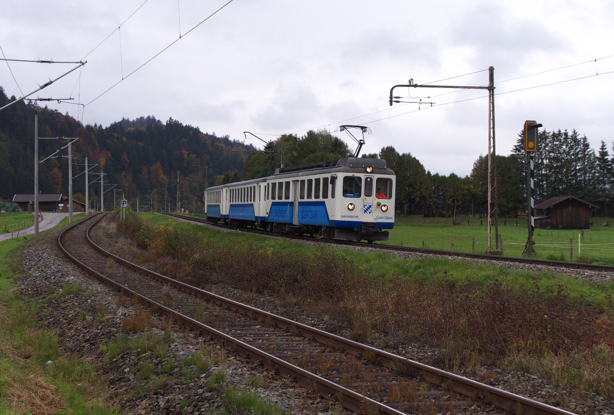 Drei Kilometer verlaufen die Zugspitzbahn und die Außerfernbahn vom Bahnhof Garmisch-Partenkirchen parallel nebeneinander. Tw 309 der Zugspitzbahn ist noch einen Kilomter vom Endbahnhof in Garmisch-Partenkirchen entfernt. Tw 309 hat zwar auch einen Zahnradantriebsteil, darf aber die Zahnstrecke nur bis zum Eibsee befahren, weil keine Zulassung für den Tunnel zur Zugspitze besteht. Der Triebwagen verfügt über eine Motorleistung von 4  ×  270 kW, hat 52 Sitzplätze, ist 17,2 Meter lang und 44,2 Tonnen schwer, gekuppelt ist er mit Mittelwagen 211 und Steuerwagen 213. Bahnstrecke 9540 Garmisch-Partenkirchen - Zugspitzplatt am 08.10.2015
