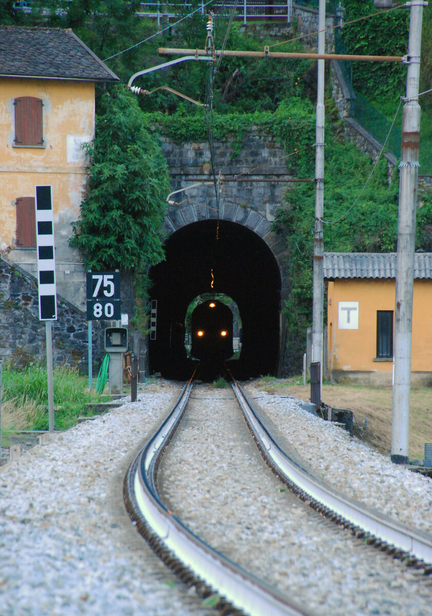 Drei Lichter im Dunkeln: Ein ETR 104 von Trenord (Trenitalia) durchfährt, aus Colico kommend mit Ziel Chiavenna, am frühen Morgen des 10.06.2022 den Tunnel in Verceia nordwärts. (Foto: Ferdinand Kümmel)