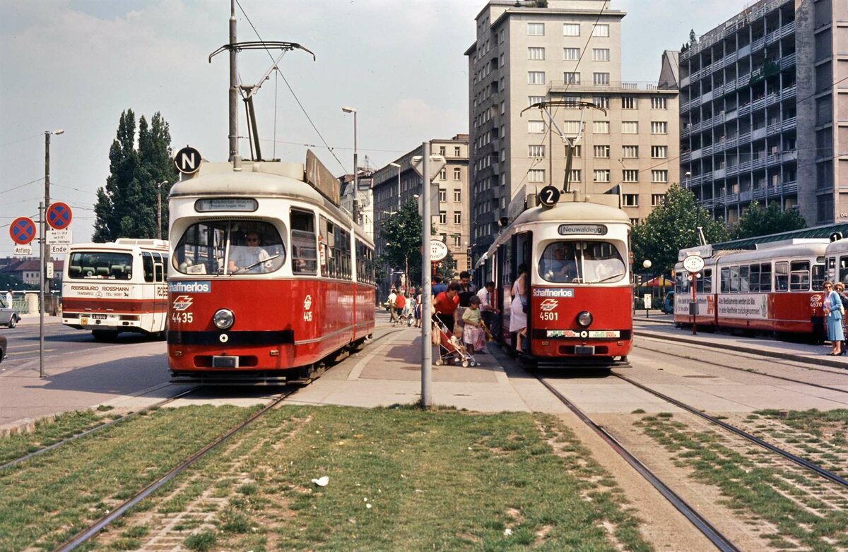 Drei Linien der Wiener Straßenbahn begegnen sich hier am 15.08.1984: Linie N, Linie 2 und Linie 1. 