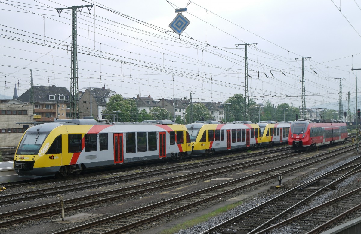 Drei LINT27 der Vectus im HLB-Design: VT 206, der auf der anderen Seite übel graffitiert ist, 205 und 209 (95 80 0 640 106-0, 105-2, 109-4 D-VCT) in Gleis 109 des Koblenzer Hbf, als RB 25 nach Limburg. Rechts daneben der 442 001 der Moseltalbahn (DB-Regio). 30.4.14.