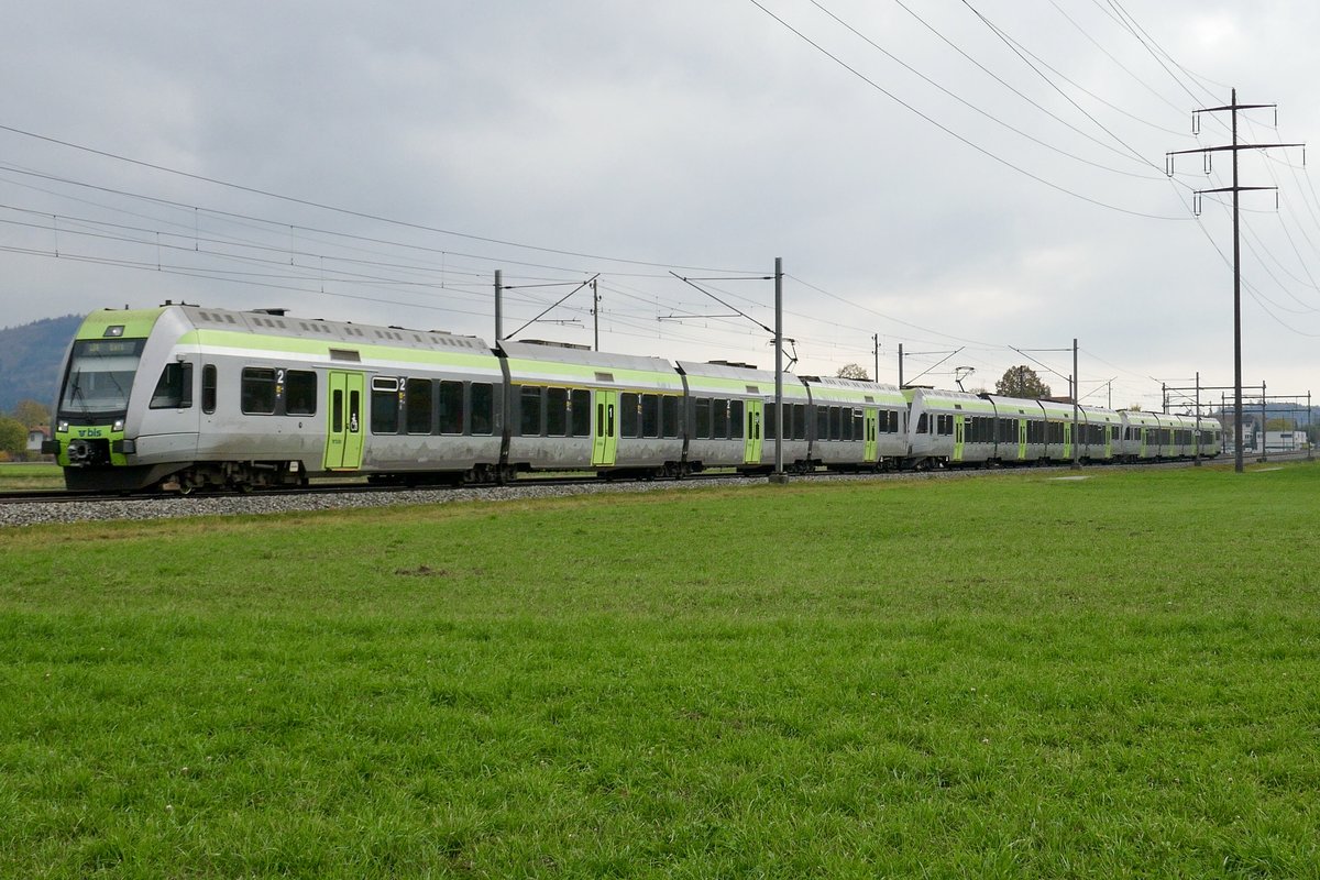 Drei Lötschberger als RE nach Bern, am 3.11.18 bei Kiesen.