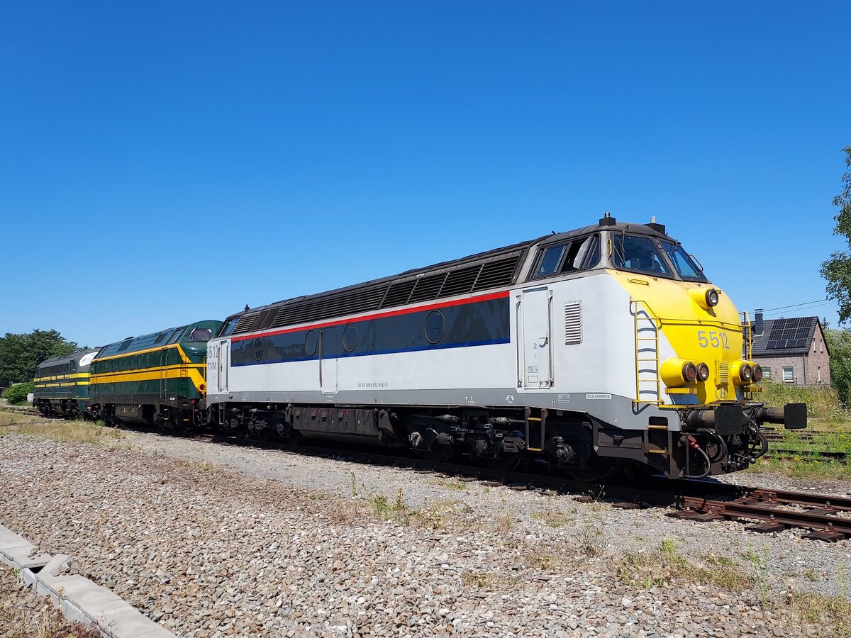 Drei Loks ... 5512, 6041 und 5404 mit ein Lokzug zwischen Monceau (SNCB) und Mariembourg (Chemin de Fer à Vapeur des 3 Vallées CFV3V) fährt im Bf. Mariembourg (Güter Abteil), 20-07-2022