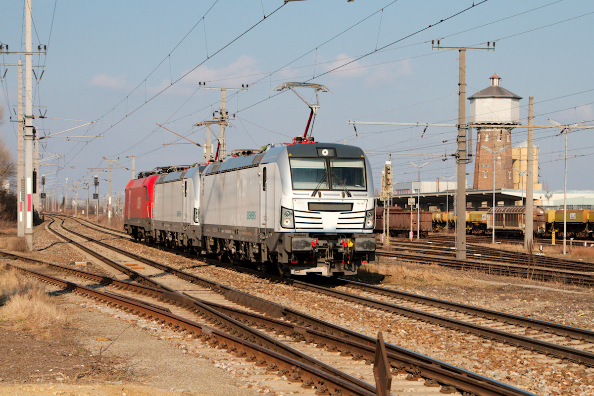 Drei mal Siemens mit der 192 962 vorne in Wien Süssenbrunn. (07.02.2015)